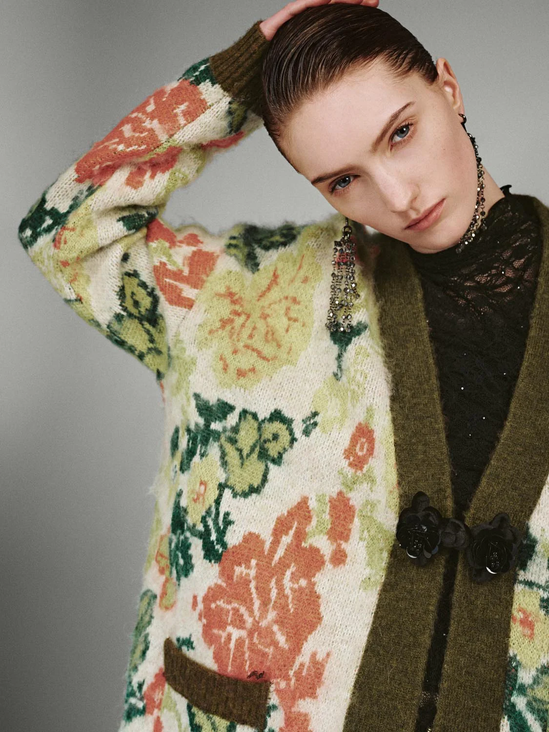 Contrast Trim Floral Intarsia V-Neck Knitted Cardigans - Image 3