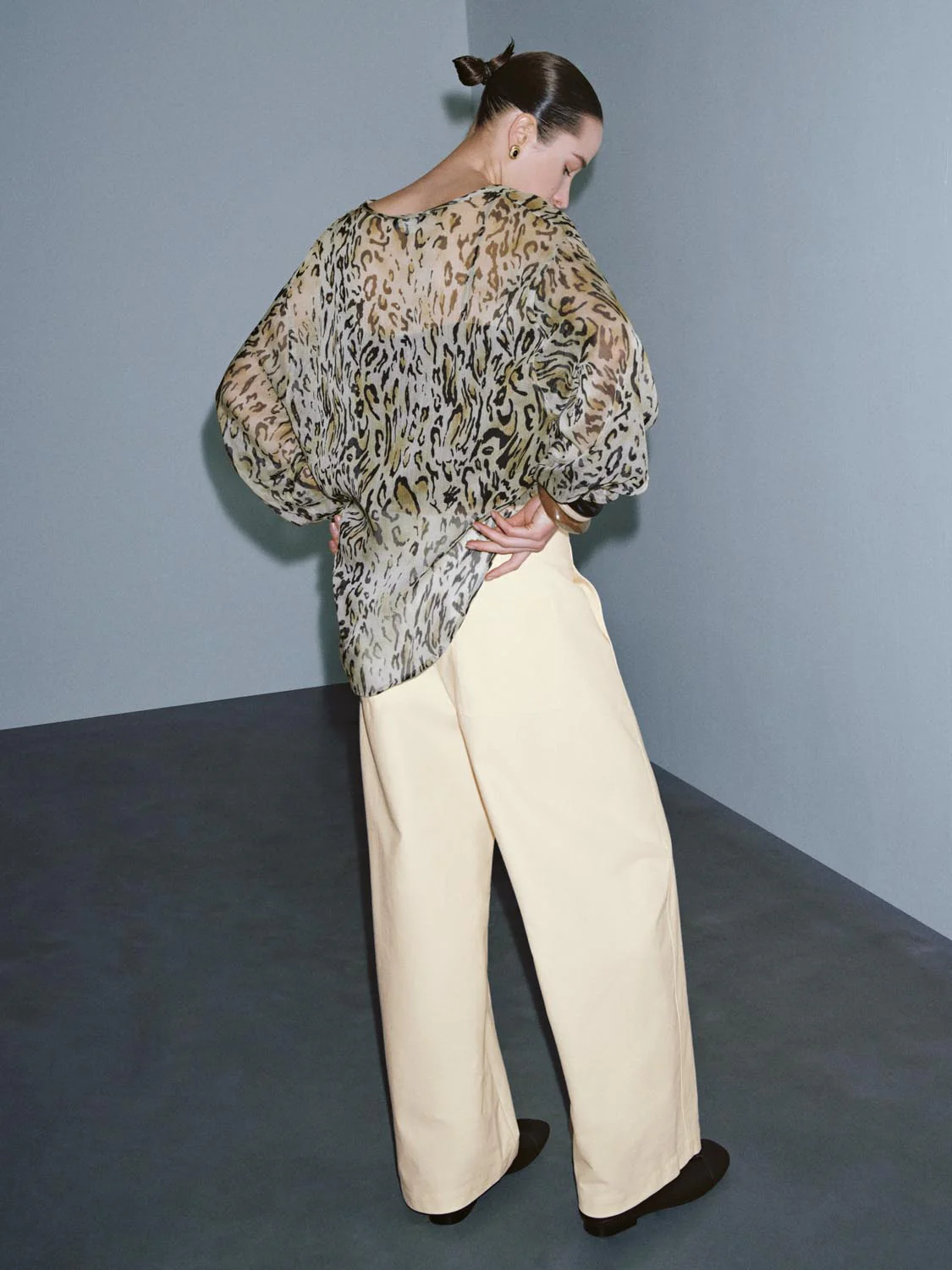 Leopard Print V-Neck Overhead Shirt - Image 6