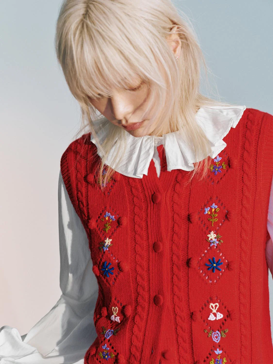 Sleeveless Floral Embroidered Cable Knitted Cardigan - Image 3