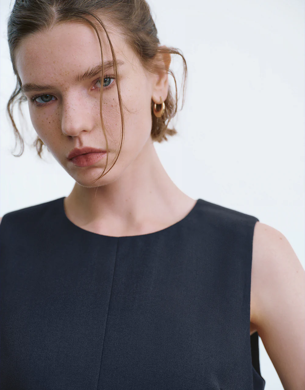 Sleeveless Two Toned Crew Neck Blouse - Image 4